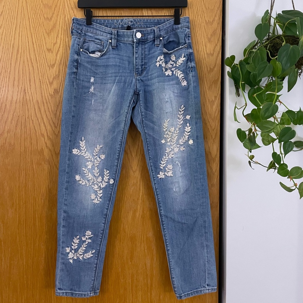 White House Black Market Girlfriend Jeans- size 6/8 - embroidered. Very cute!!